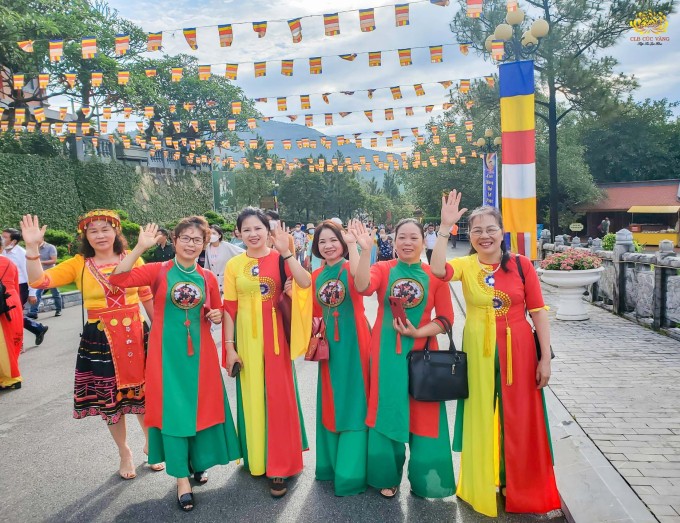 Gần 300 Chư tôn Hòa thượng, Thượng tọa và Tăng Ni nước ngoài dự lễ Phật đản tại Chùa Ba Vàng Gần 300 Chư tôn Hòa thượng, Thượng tọa và Tăng Ni nước ngoài dự lễ Phật đản tại Chùa Ba Vàng