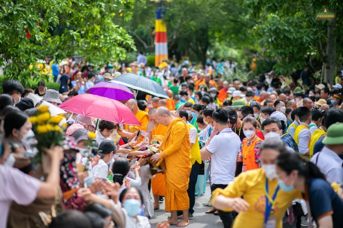 Gần 300 Chư tôn Hòa thượng, Thượng tọa và Tăng Ni nước ngoài dự lễ Phật đản tại Chùa Ba Vàng Gần 300 Chư tôn Hòa thượng, Thượng tọa và Tăng Ni nước ngoài dự lễ Phật đản tại Chùa Ba Vàng