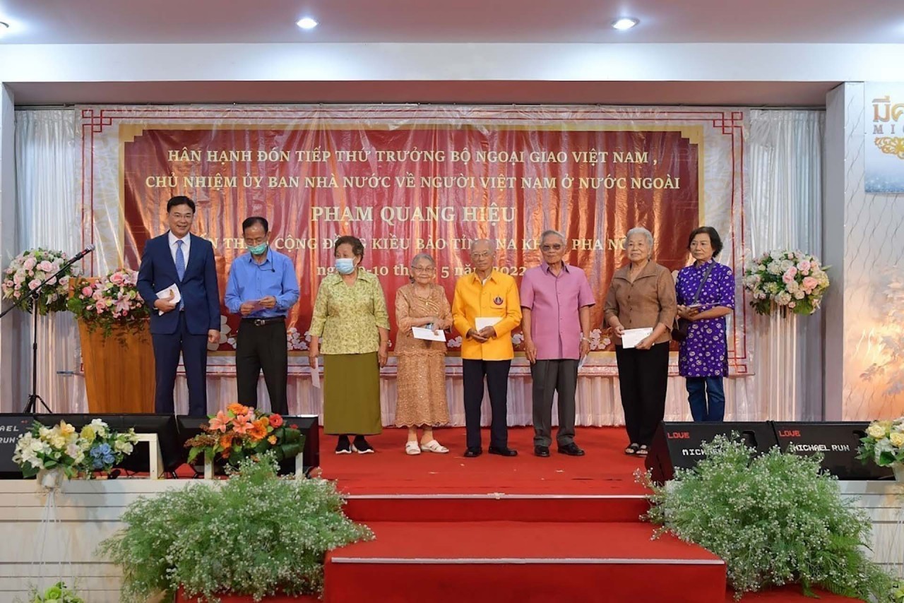 Tặng quà, bằng khen cho các kiều bào tại Thái Lan có công với đất nước Tặng quà, bằng khen cho các kiều bào tại Thái Lan có công với đất nước