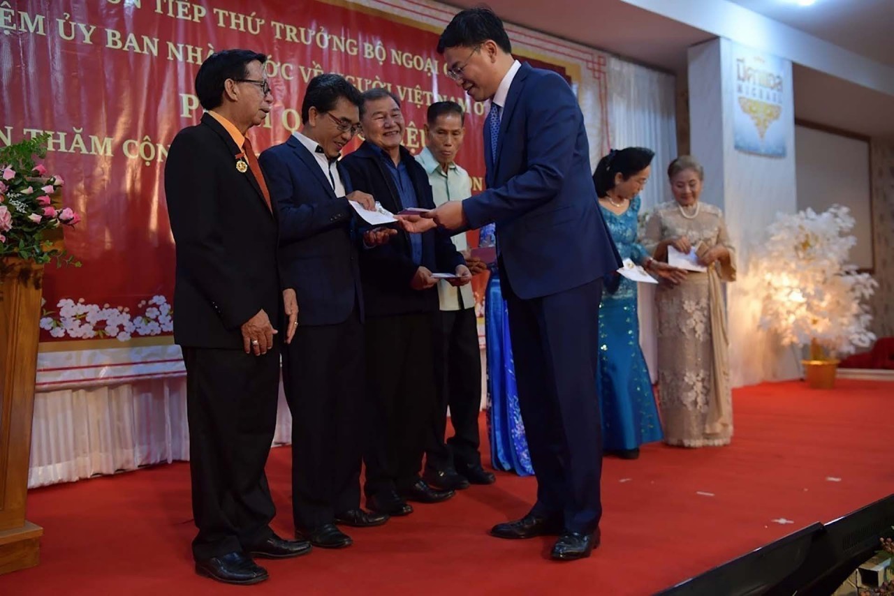Tặng quà, bằng khen cho các kiều bào tại Thái Lan có công với đất nước Tặng quà, bằng khen cho các kiều bào tại Thái Lan có công với đất nước