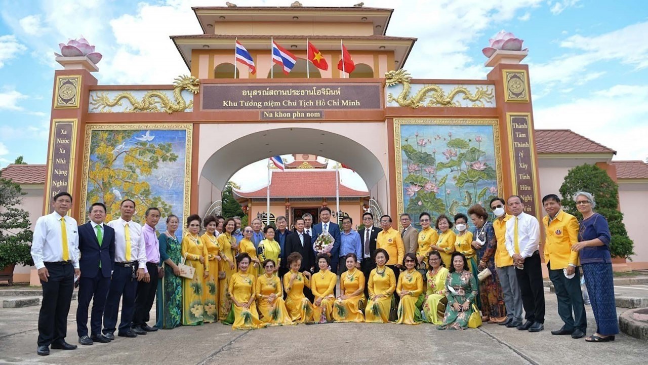Tặng quà, bằng khen cho các kiều bào tại Thái Lan có công với đất nước Tặng quà, bằng khen cho các kiều bào tại Thái Lan có công với đất nước