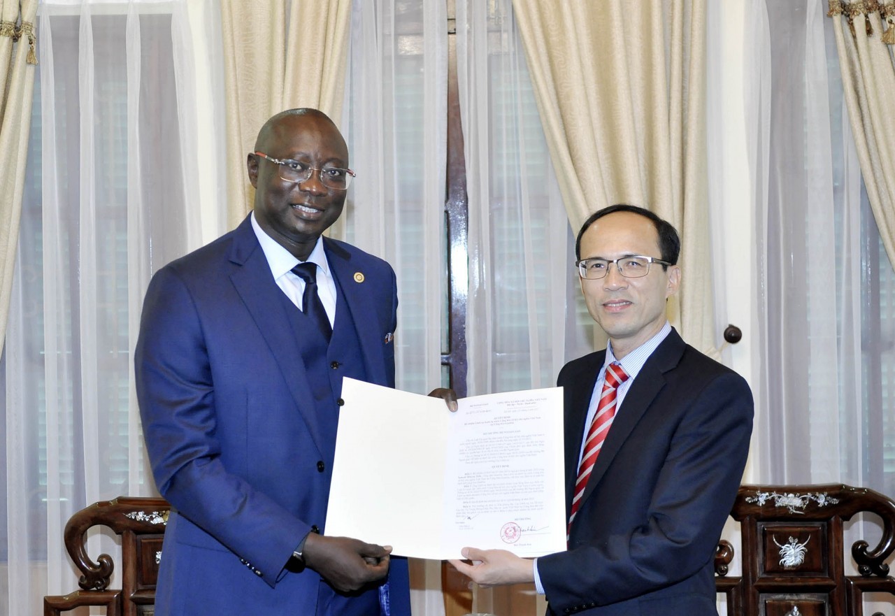 Bổ nhiệm Lãnh sự danh dự Việt Nam tại Gambia Bổ nhiệm Lãnh sự danh dự Việt Nam tại Gambia