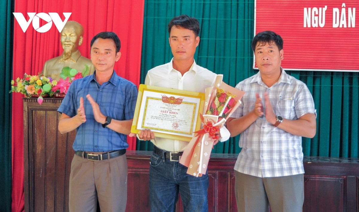Khen thưởng các ngư dân cứu 6 thuyền viên tàu cá bị nạn Khen thưởng các ngư dân cứu 6 thuyền viên tàu cá bị nạn