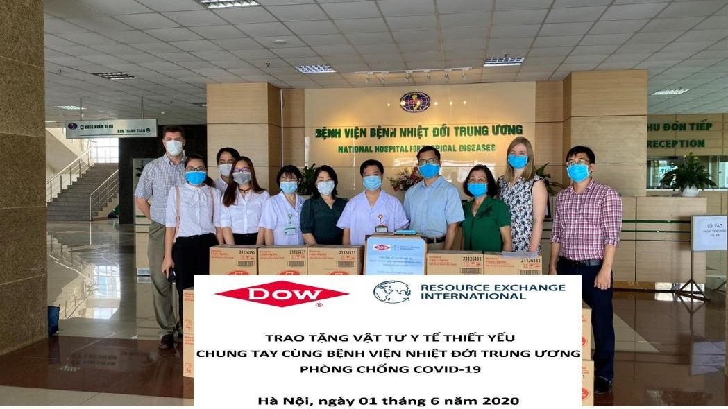 video ubnd thanh pho ha noi trao tang 150000 khau trang ung ho nguoi dan va chinh quyen thanh pho new york