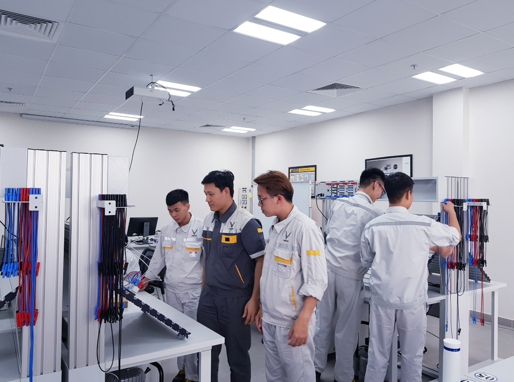 Cú bắt tay "chuẩn Đức" của VinFast và lời giải cho chất lượng sinh viên trường nghề cu bat tay chuan duc cua vinfast va loi giai cho chat luong sinh vien truong nghe