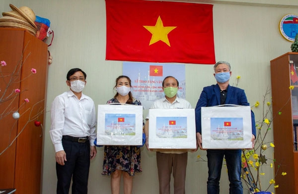 Chính phủ Việt Nam gửi tặng 18.000 khẩu trang cho cộng đồng người Việt ở miền Trung Liên bang Nga chinh phu viet nam gui tang 18000 khau trang cho cong dong nguoi viet o mien trung lien bang nga