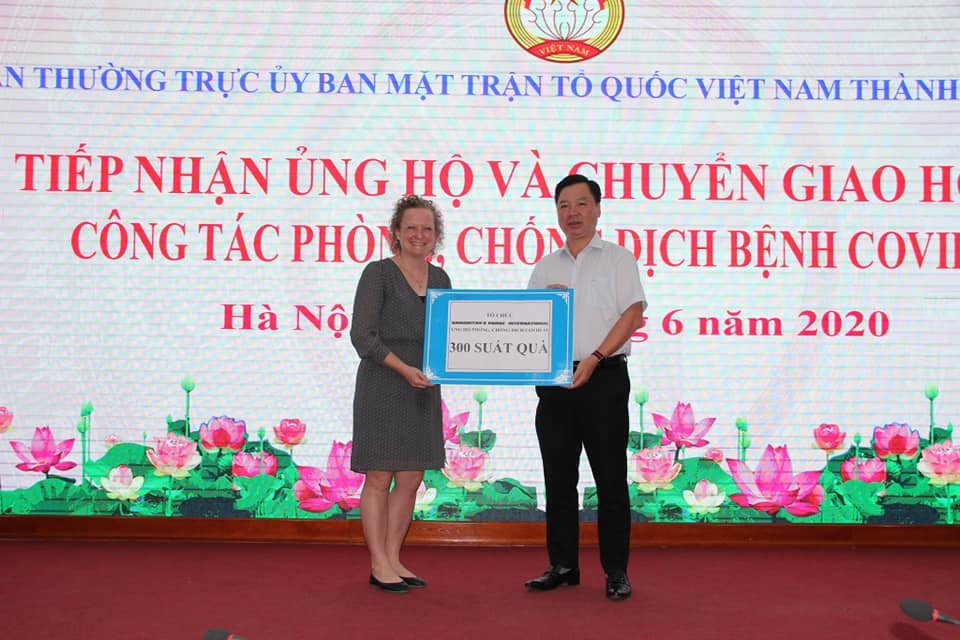 SPIR Việt Nam tặng 300 suất quà giúp người dân thủ đô khắc phục hậu quả do COVID-19 spir viet nam tang 300 suat qua giup nguoi dan thu do khac phuc hau qua do covid 19