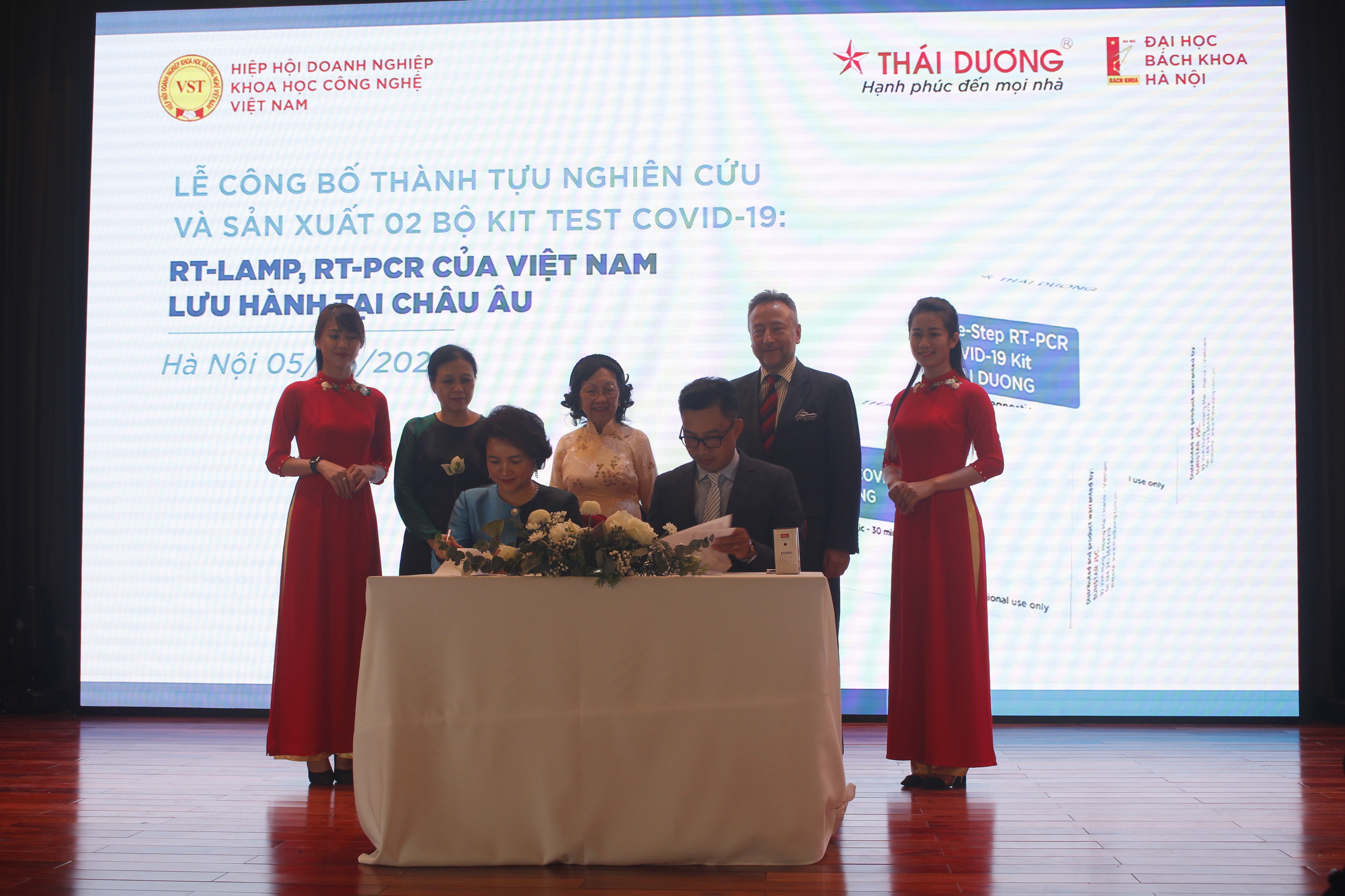 hiep hoi doanh nghiep khoa hoc cong nghe viet nam trao tang 1000 kit test covid 19 cho vufo