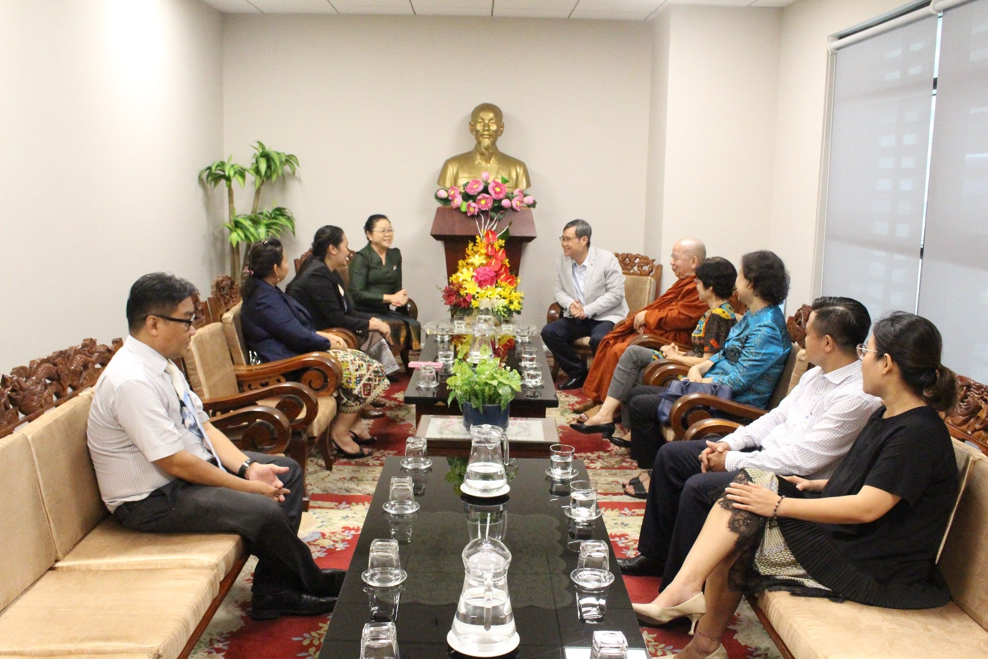 HUFO, Hội hữu nghị Việt Nam-Lào thành phố Hồ Chí Minh trao tặng 5.000 khẩu trang cho sinh viên Lào hufo hoi huu nghi viet nam lao thanh pho ho chi minh trao tang 5000 khau trang cho sinh vien lao
