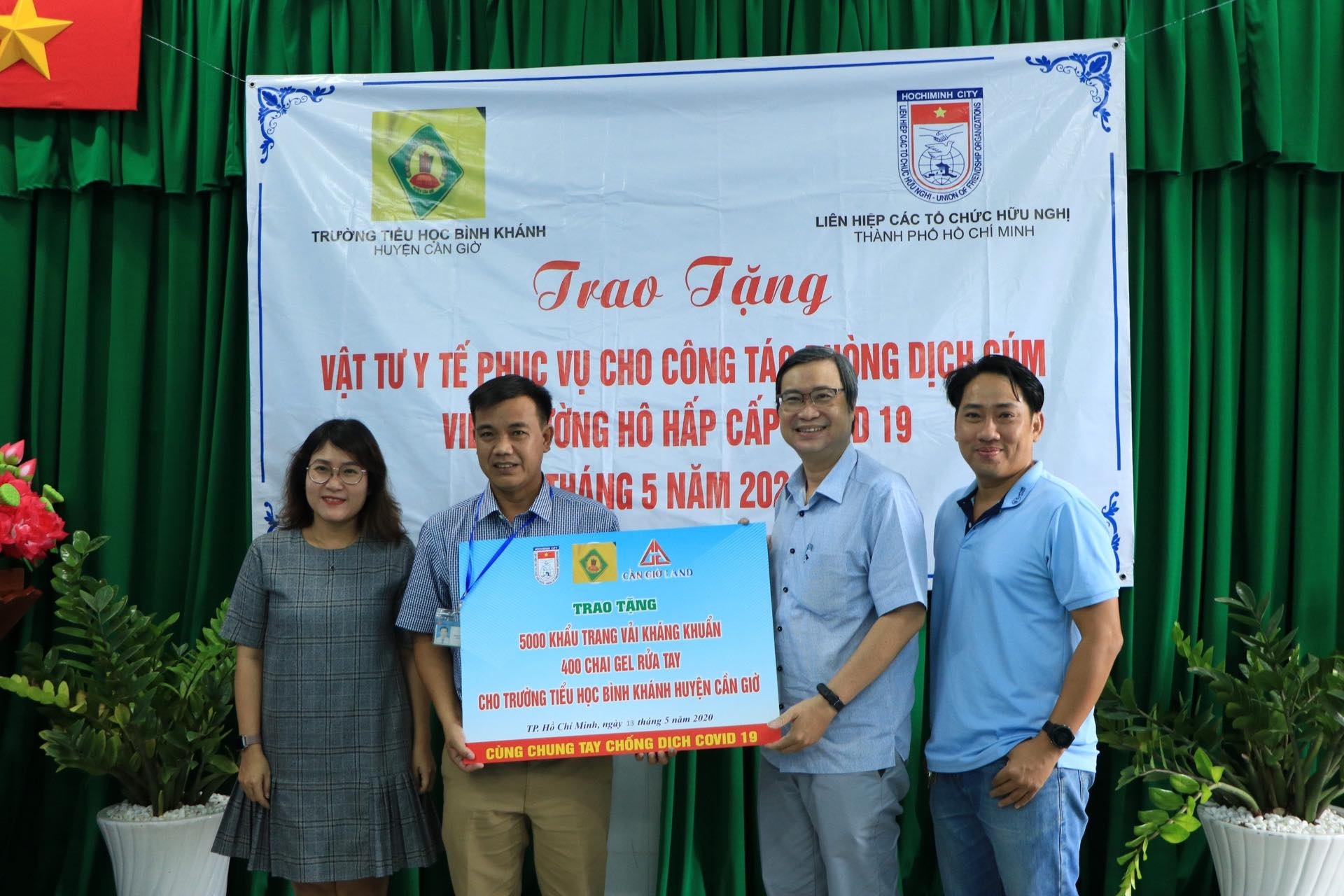 HUFO, Hội hữu nghị Việt Nam-Lào thành phố Hồ Chí Minh trao tặng 5.000 khẩu trang cho sinh viên Lào hufo hoi huu nghi viet nam lao thanh pho ho chi minh trao tang 5000 khau trang cho sinh vien lao