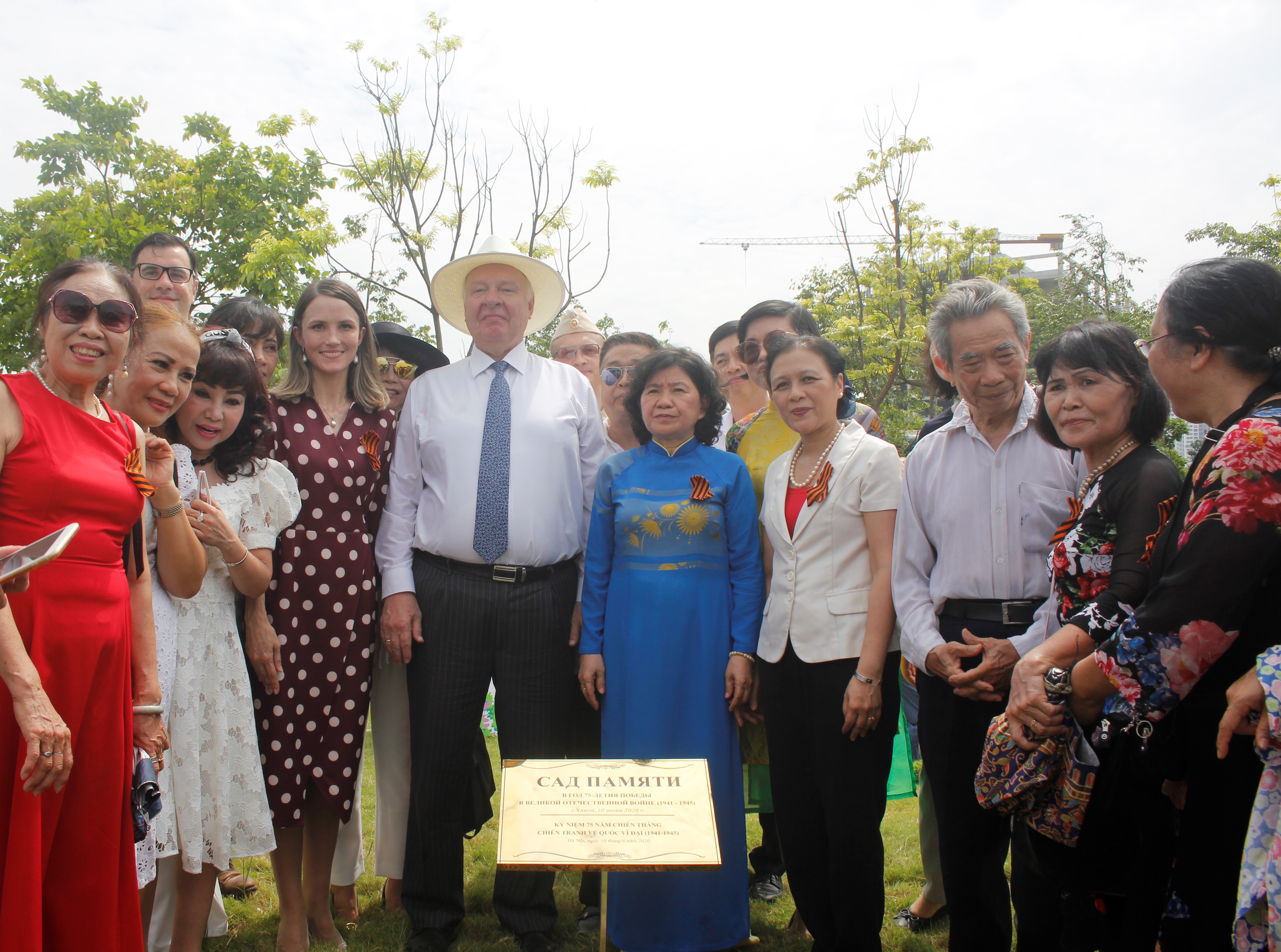Gieo những mầm xanh của hòa bình và tình hữu nghị hai nước Việt Nam - Liên bang Nga cay delonix hoang gia duoc chon trong nhan le trong cay tai khu vuon huu nghi cong vien hoa binh ha noi