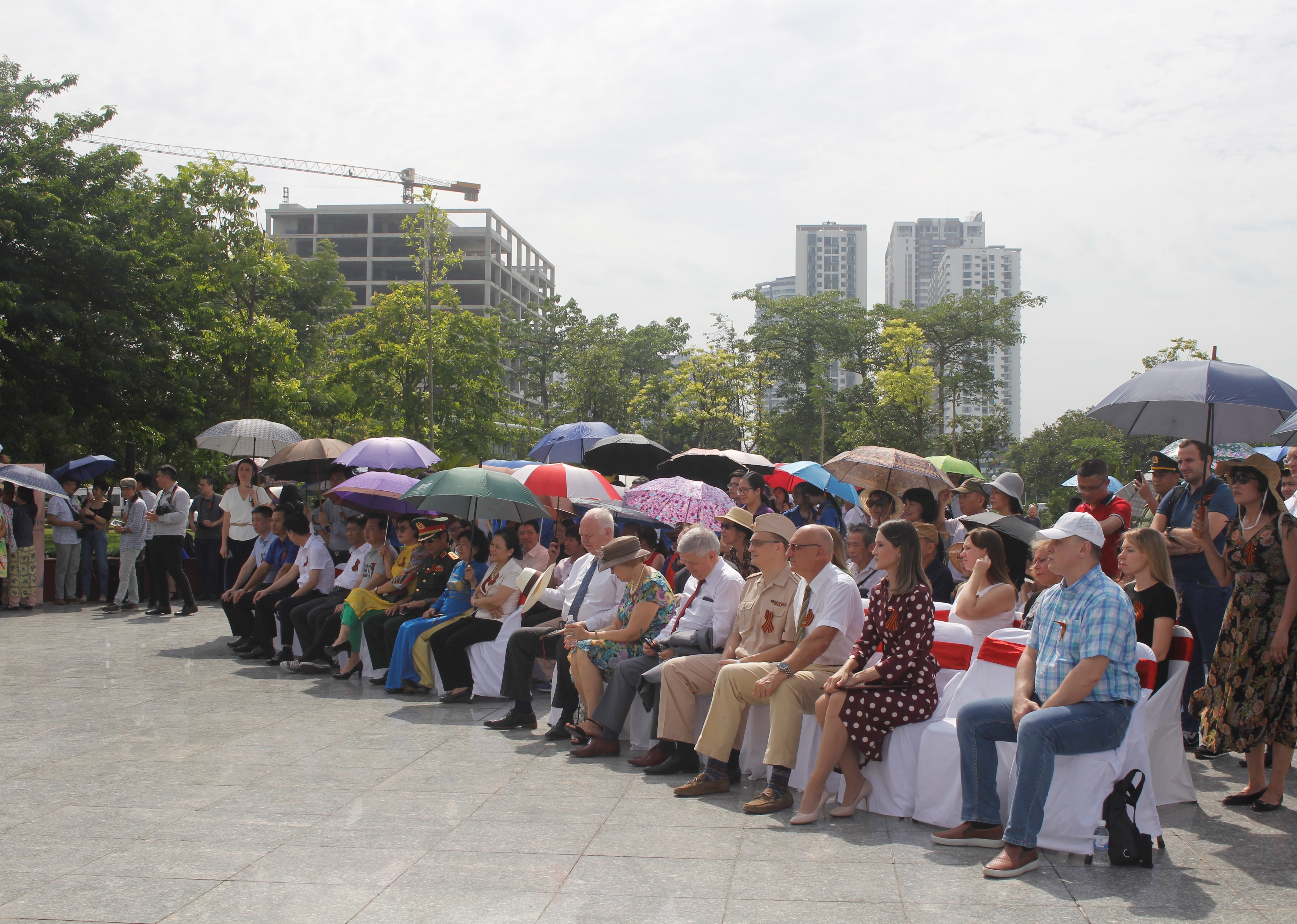 Gieo những mầm xanh của hòa bình và tình hữu nghị hai nước Việt Nam - Liên bang Nga cay delonix hoang gia duoc chon trong nhan le trong cay tai khu vuon huu nghi cong vien hoa binh ha noi