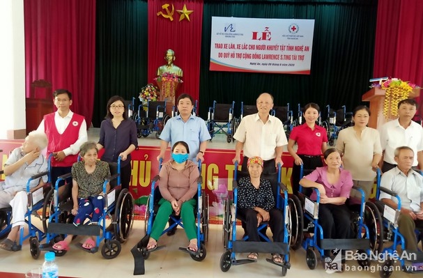 Lawrence S.Ting cùng đồng hành trao 25 xe lăn, xe lắc cho người khuyết tật huyện Hưng Nguyên, tỉnh Nghệ An lawrence sting cung dong hanh trao 25 xe lan xe lac cho nguoi khuyet tat huyen hung nguyen tinh nghe an