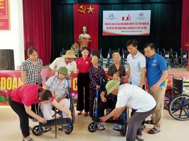 Lawrence S.Ting cùng đồng hành trao 25 xe lăn, xe lắc cho người khuyết tật huyện Hưng Nguyên, tỉnh Nghệ An lawrence sting cung dong hanh trao 25 xe lan xe lac cho nguoi khuyet tat huyen hung nguyen tinh nghe an