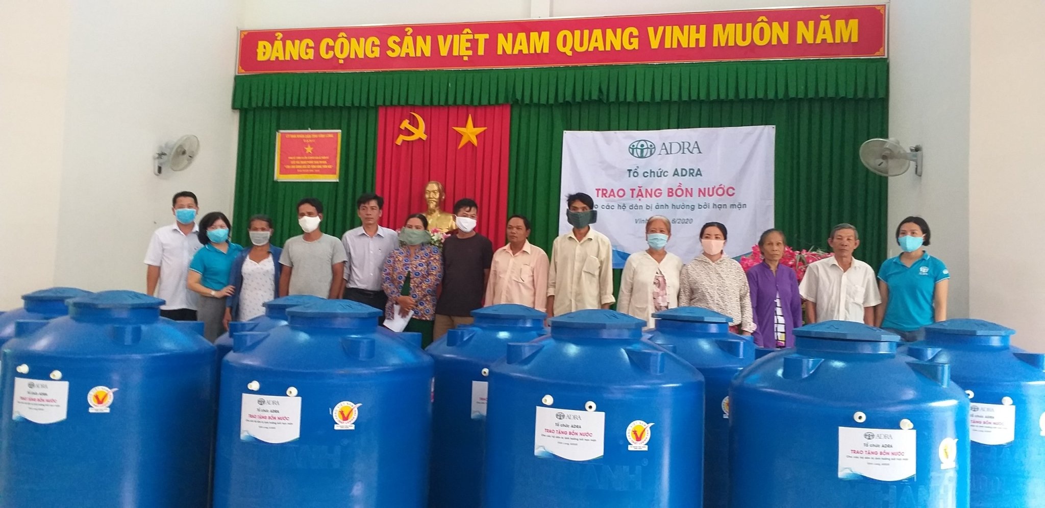 ADRA trao tặng bồn nước hỗ trợ cho 200 hộ dân nghèo tại Trà Ôn, Vĩnh Long khắc phục hạn mặn adra trao tang bon nuoc ho tro cho 200 ho dan ngheo tai tra on vinh long khac phuc han man