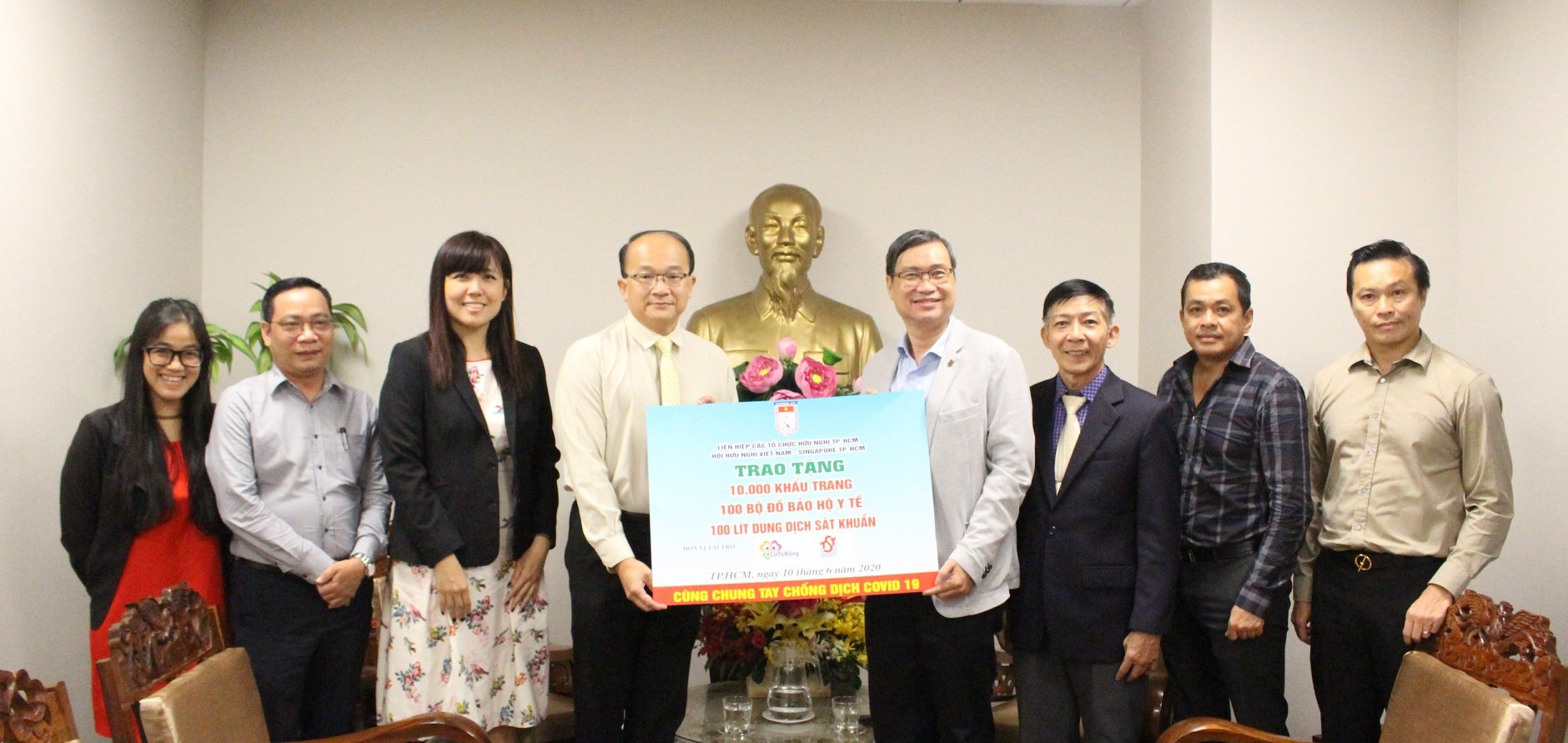 HUFO, Hội Hữu nghị Việt Nam - Singapore thành phố Hồ Chí Minh trao tặng 10.000 khẩu trang giúp nước bạn phòng, chống COVID-19 hufo hoi huu nghi viet nam singapore thanh pho ho chi minh trao tang 10000 khau trang giup nuoc ban phong chong covid 19