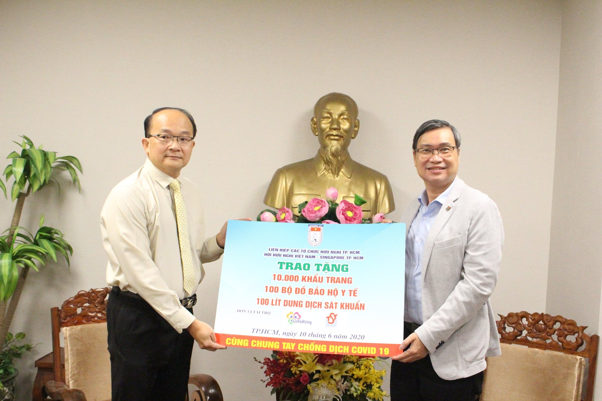 HUFO, Hội Hữu nghị Việt Nam - Singapore thành phố Hồ Chí Minh trao tặng 10.000 khẩu trang giúp nước bạn phòng, chống COVID-19 hufo hoi huu nghi viet nam singapore thanh pho ho chi minh trao tang 10000 khau trang giup nuoc ban phong chong covid 19