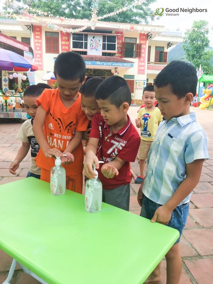 Các em học sinh hào hứng với món quà do GNI tài trợ (Ảnh: GNI) cac em hoc sinh hao hung voi mon qua do gni tai tro anh gni