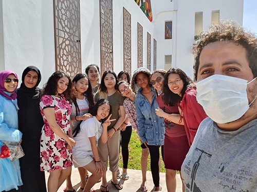 Cẩm Hoa (thứ hai bên phải) cùng các sinh viên nước ngoài tại Rabat tham gia từ thiện (Ảnh: Baoquocte) cam hoa thu hai ben phai cung cac sinh vien nuoc ngoai tai rabat tham gia tu thien anh baoquocte