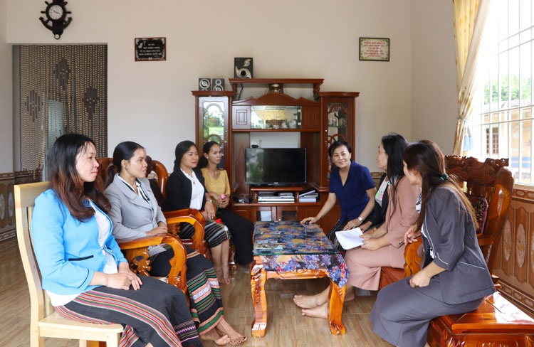 Bà Nguyễn Bùi Minh Hiền – Chủ tịch Hội Liên hiệp phụ nữ thành phố Bảo Lộc thăm mô hình nhà đẹp của chị em phụ nữ Nau Sri (Ảnh: Khánh Phúc) ba nguyen bui minh hien chu tich hoi lien hiep phu nu thanh pho bao loc tham mo hinh nha dep cua chi em phu nu nau sri anh khanh phuc
