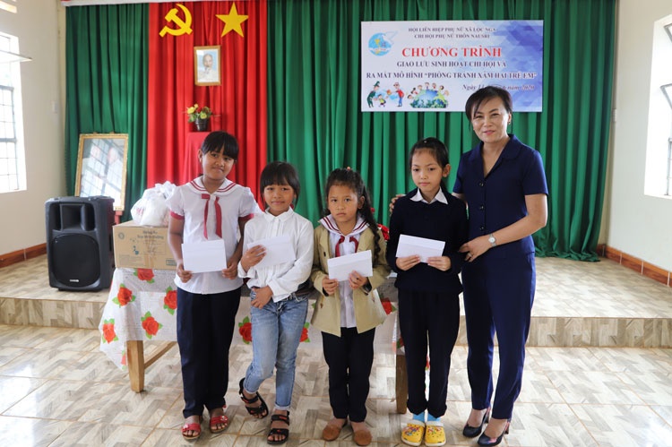 Hội Liên hiệp phụ nữ thành phố Bảo Lộc trao học bổng cho học sinh nghèo vượt khó thôn Nau Sri (Ảnh: Khánh Phúc) hoi lien hiep phu nu thanh pho bao loc trao hoc bong cho hoc sinh ngheo vuot kho thon nau sri anh khanh phuc