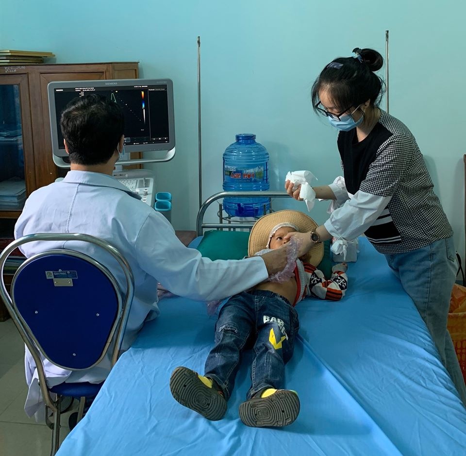 Trả lại tuổi thơ kết hợp với bệnh viện Hoàn Mỹ Đà Nẵng đã thực hiện thành công đợt khám sàng lọc tim bẩm sinh cho 5470 trẻ em. ra lai tuoi tho ket hop voi benh vien hoan my da nang da thuc hien thanh cong dot kham sang loc tim bam sinh cho 5470 tre em
