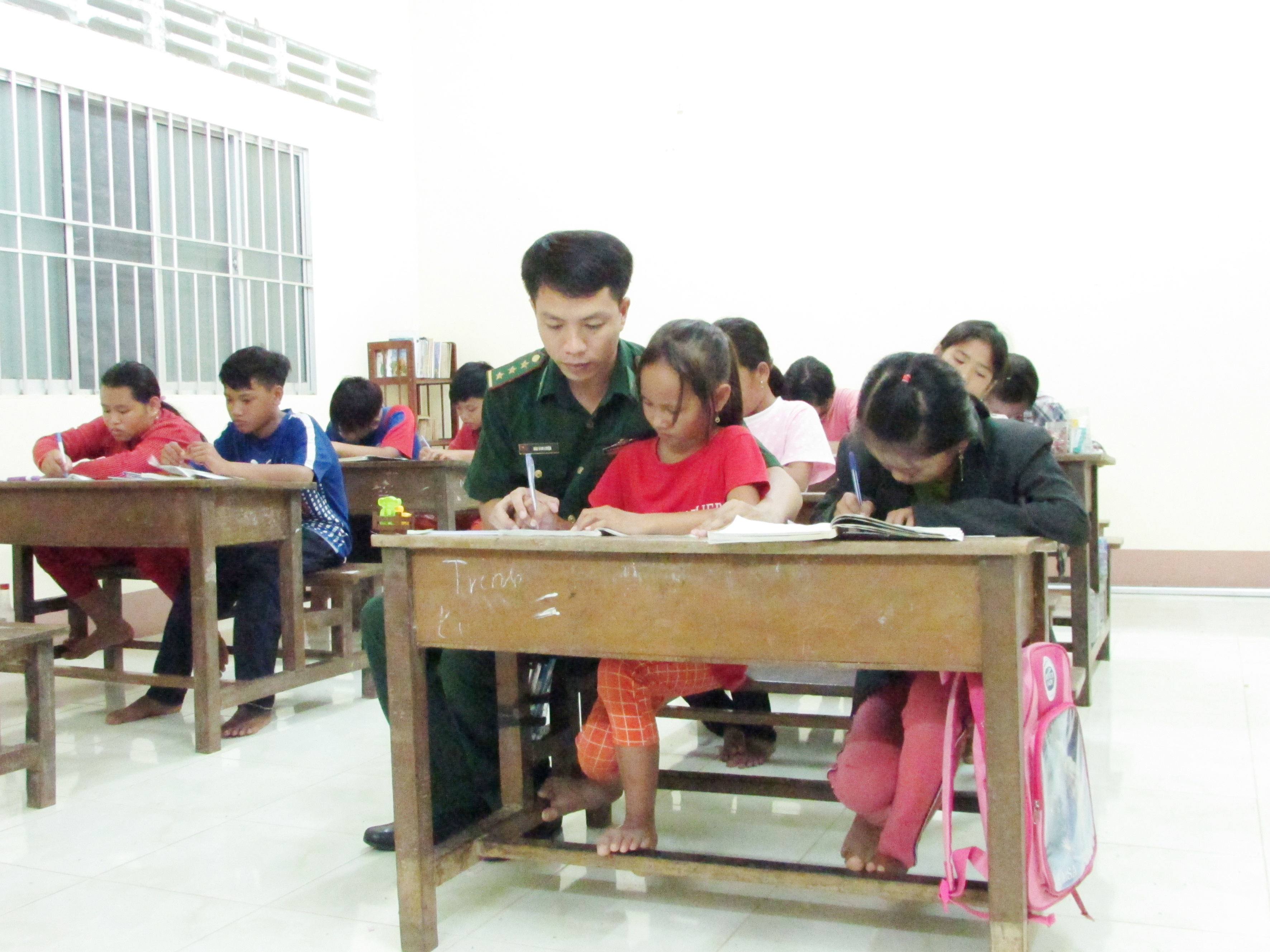 Thầy giáo, Thượng úy Đào Đình Luyện và các học trò vùng biên (Ảnh: Biện Cường) thay giao thuong uy dao dinh luyen va cac hoc tro vung bien anh bien cuong