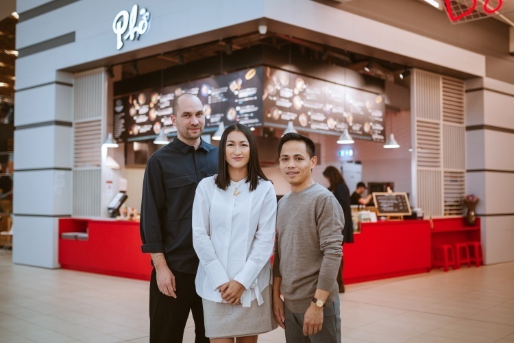 Thảo Hương cùng chồng Jozef, trái, và anh họ Thắng Trần tại một nhà hàng trong chuỗi Phở (Ảnh: Nhân vật cung cấp) thao huong cung chong jozef trai va anh ho thang tran tai mot nha hang trong chuoi pho anh nhan vat cung cap