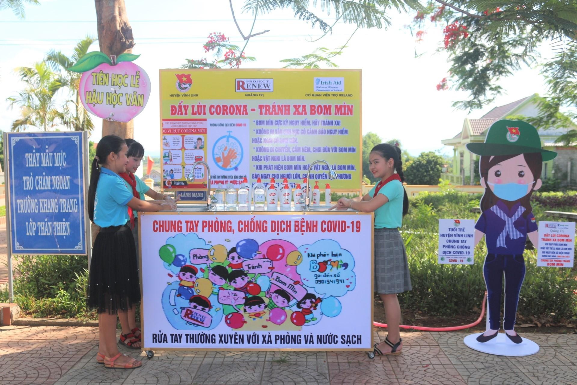 Các em học sinh bên thiết bị rửa tay mới (Ảnh: RENEW) cac em hoc sinh ben thiet bi rua tay moi anh renew