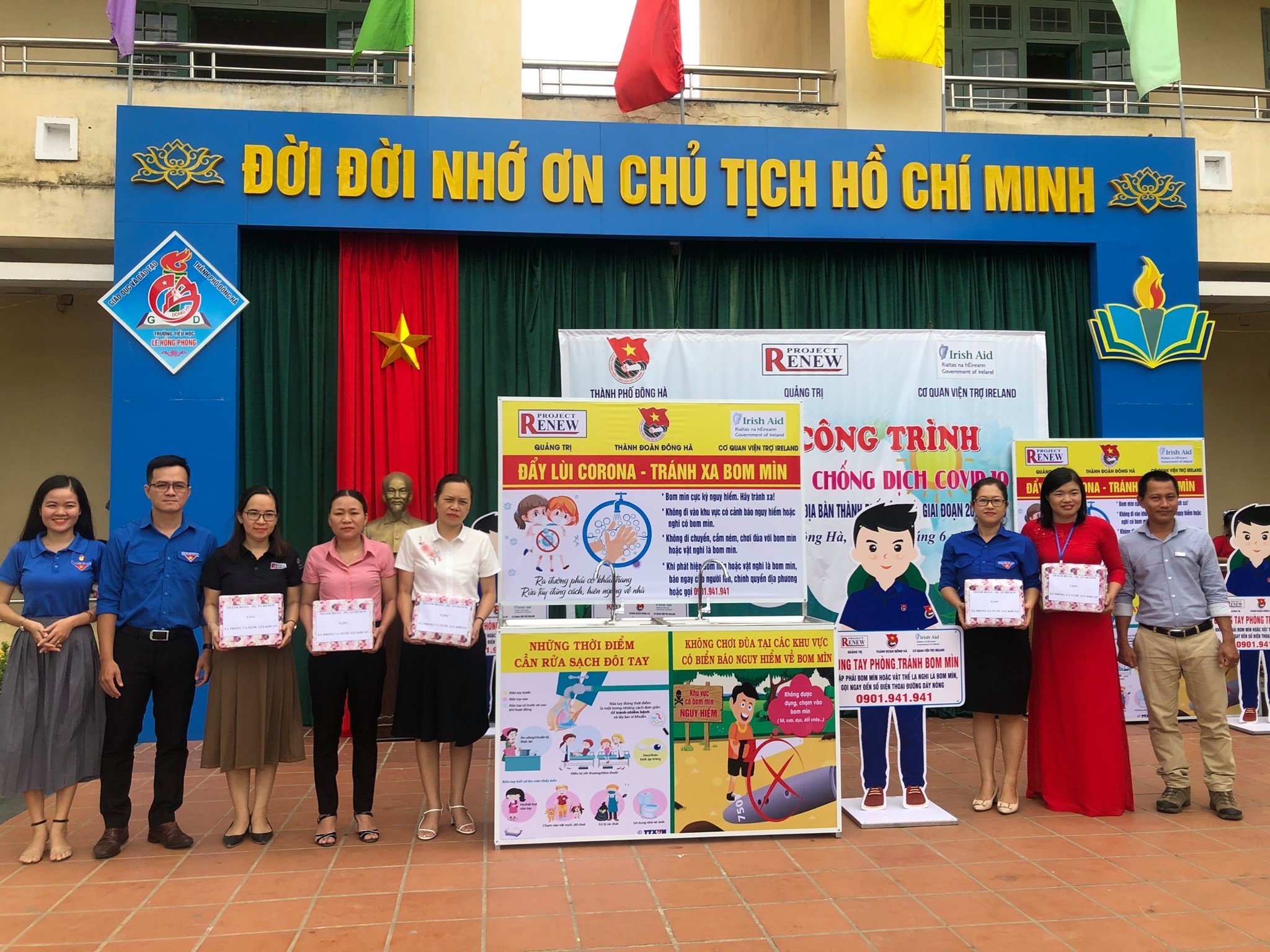 Dự án RENEW phối hợp với Thành đoàn Đông Hà tổ chức lễ bàn giao điểm rửa tay phòng, chống COVID-19 cho 5 trường học trên địa bàn tỉnh Quảng Trị (Ảnh: RENEW) du an renew phoi hop voi thanh doan dong ha to chuc le ban giao diem rua tay phong chong covid 19 cho 5 truong hoc tren dia ban tinh quang tri anh renew