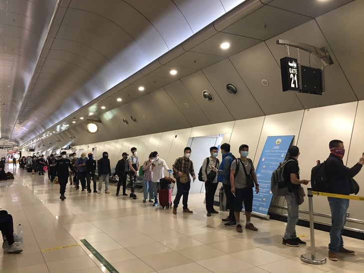 Công dân Việt Nam lên máy bay về nước tại sân bay Kuwait (Ảnh: Bộ Ngoại giao) cong dan viet nam len may bay ve nuoc tai san bay kuwait anh bo ngoai giao