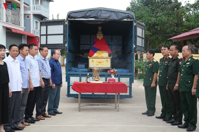 Đội quy tập hài cốt liệt sĩ của Quân khu 2 tại tỉnh Udomxay tiễn biệt lần cuối trước khi đưa các liệt sĩ về nước (Ảnh: VOV) doi quy tap hai cot liet si cua quan khu 2 tai tinh udomxay tien biet lan cuoi truoc khi dua cac liet si ve nuoc anh vov