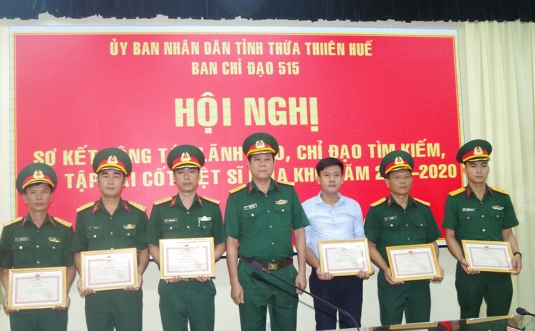 Khen thưởng cá nhân, tập thể có thành tích xuất sắc tại Hội nghị sơ kết rút kinh nghiệm công tác lãnh đạo, chỉ đạo tìm kiếm quy tập hài cốt Liệt sĩ mùa khô 2019 - 2020 (Ảnh: Baothuathienhue) khen thuong ca nhan tap the co thanh tich xuat sac tai hoi nghi so ket rut kinh nghiem cong tac lanh dao chi dao tim kiem quy tap hai cot liet si mua kho 2019 2020 anh baothuathienhue