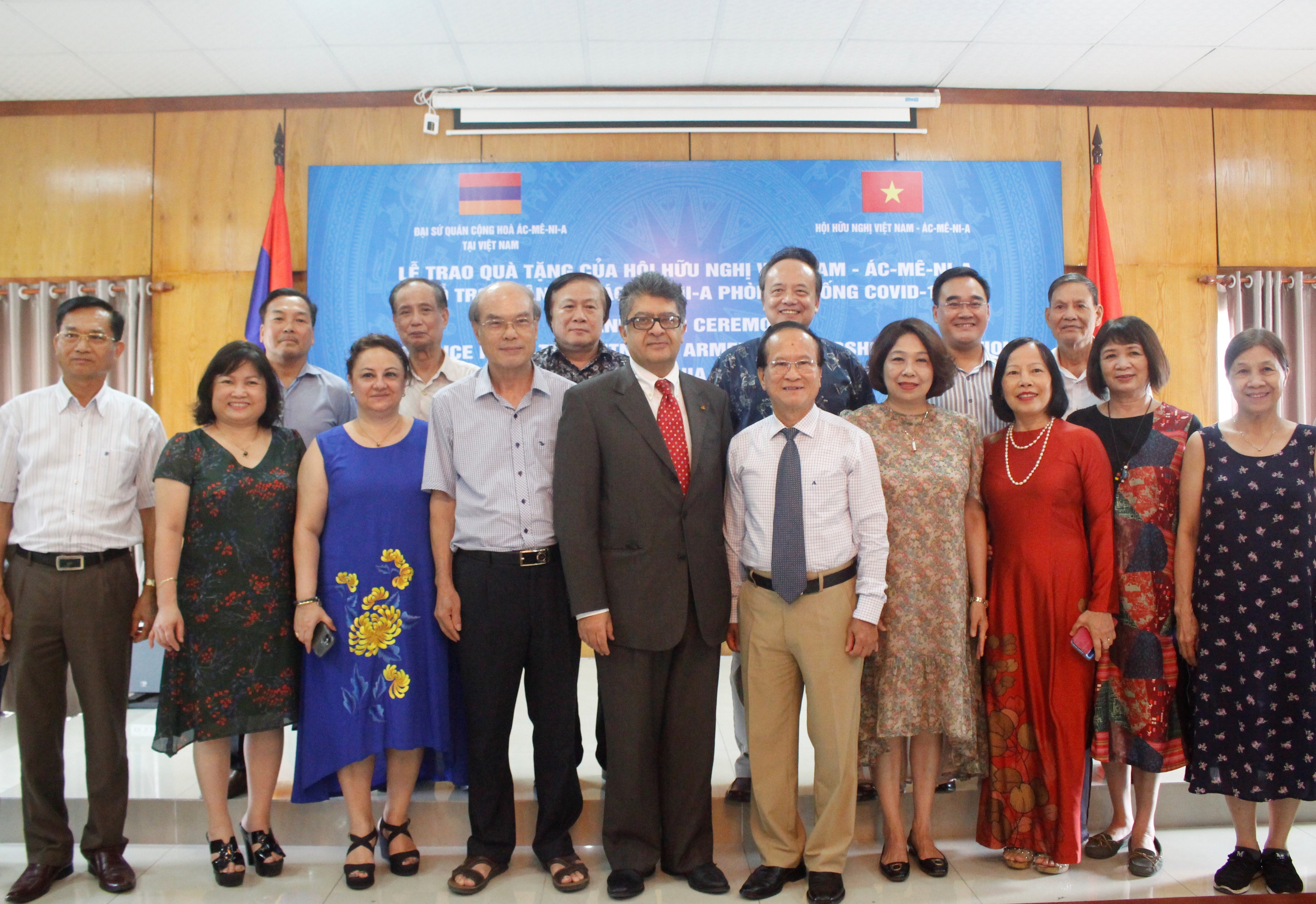 cac dai bieu chup anh luu niem tai buoi le