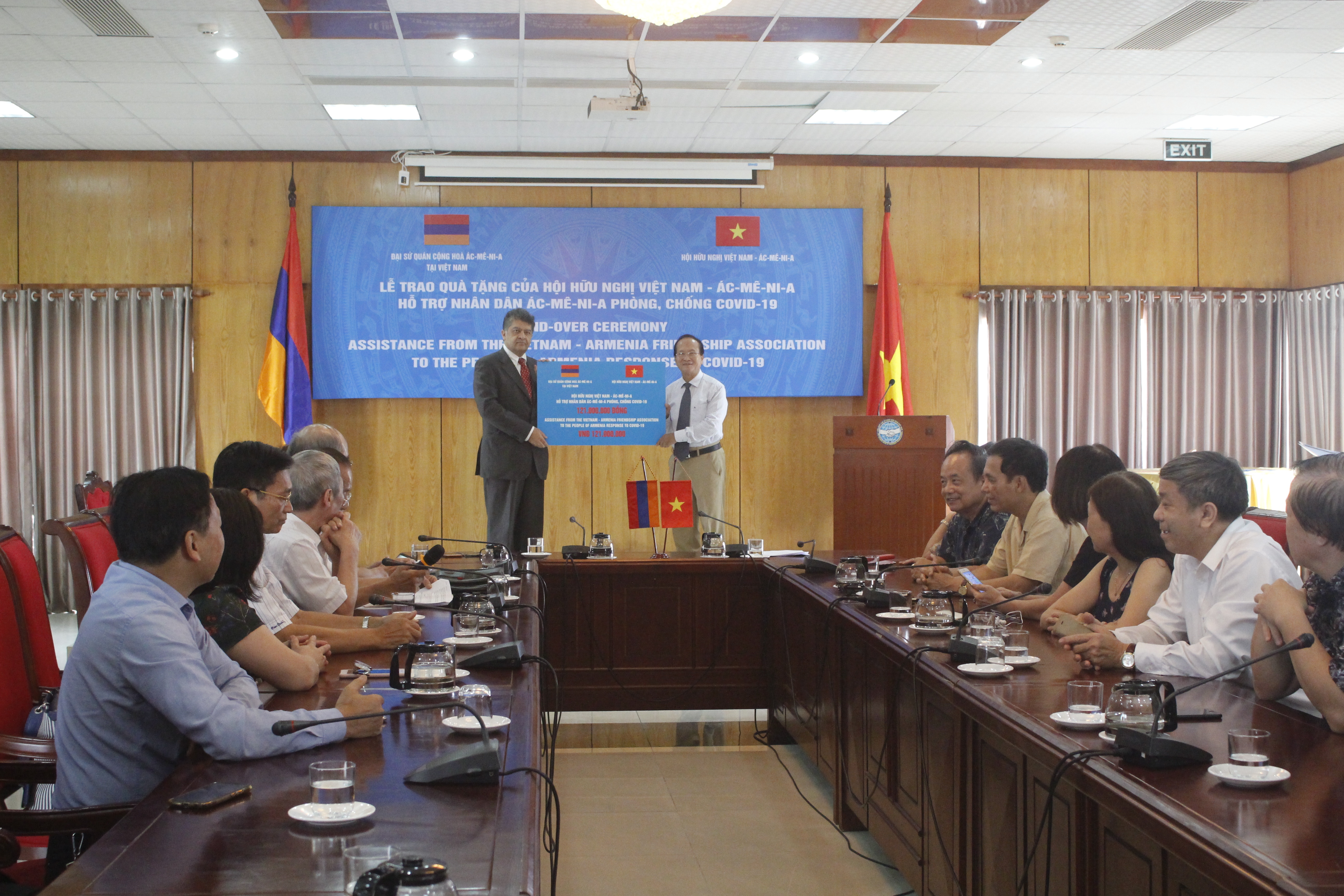 chu tich hoi huu nghi viet nam armenia ong nguyen van thuan va dac su dac menh toan quyen cong hoa armenia tai viet nam ong vahram kazhoyan