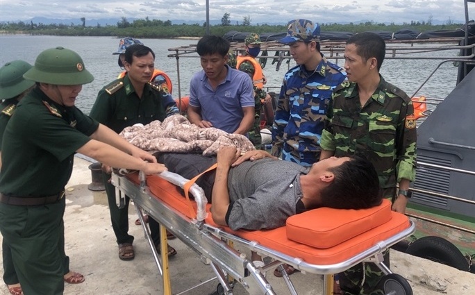 Bệnh nhân được đưa vào bờ điều trị (Ảnh: Đình Tiến) benh nhan duoc dua vao bo dieu tri anh dinh tien