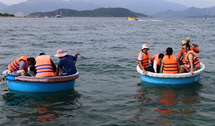 Xem cá bằng thúng chai đáy kính ở vịnh Nha Trang (Ảnh: Hải Luận) xem ca bang thung chai day kinh o vinh nha trang anh hai luan