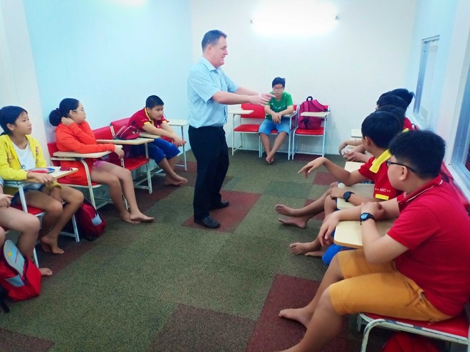 Cách dạy ngoại ngữ sinh động của thầy Monty khiến nhiều học sinh Việt thích thú (Ảnh: Hoài Nhân) cach day ngoai ngu sinh dong cua thay monty khien nhieu hoc sinh viet thich thu anh hoai nhan