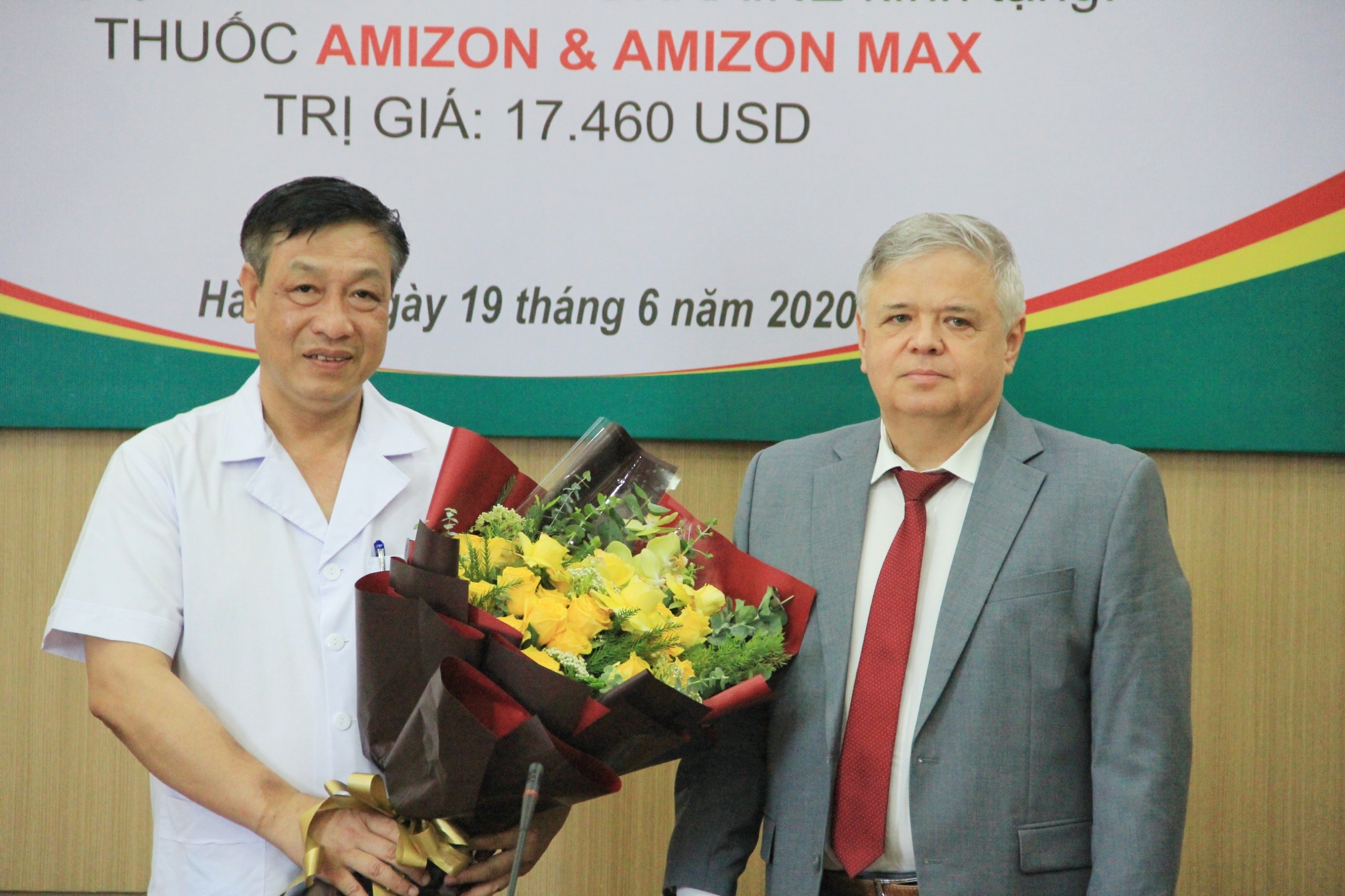 tien si pham ngoc thach gd bv nhiet doi tu va ngai kharinov vyacheslav nicolaevich tham tan thuong mai lien bang nga tai viet nam trong buoi le trao tang thuoc anh vietnamnet