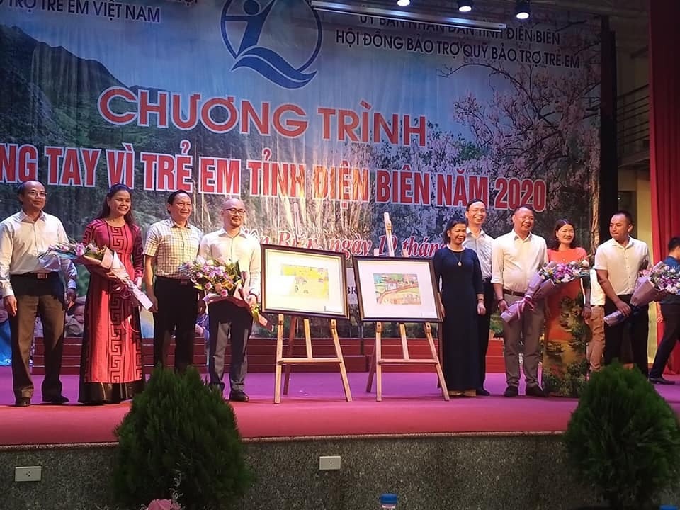 2 bức tranh của học sinh được các đơn vị, nhà hảo tâm đấu giá 27 triệu đồng đóng góp vào các hoạt động vì trẻ em. 2 buc tranh cua hoc sinh duoc cac don vi nha hao tam dau gia 27 trieu dong dong gop vao cac hoat dong vi tre em 1