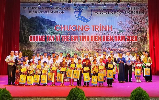 100 suất học bổng (mỗi suất trị giá 1 triệu đồng tiền mặt và 200.000 đồng tiền quà) đã được trao cho 100 trẻ em có hoàn cảnh đặc biệt khó khăn. 100 suat hoc bong moi suat tri gia 1 trieu dong tien mat va 200000 dong tien qua da duoc trao cho 100 tre em co hoan canh dac biet kho khan