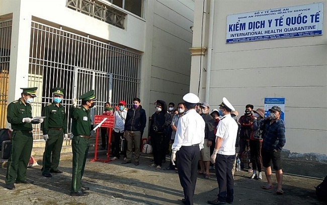 Các lực lượng thực hiện nhiệm vụ tại cửa khẩu quốc tế Nậm Cắn tiếp nhận du học sinh Lào nhập cảnh qua cửa khẩu (Ảnh: Phương Linh) cac luc luong thuc hien nhiem vu tai cua khau quoc te nam can tiep nhan du hoc sinh lao nhap canh qua cua khau anh phuong linh