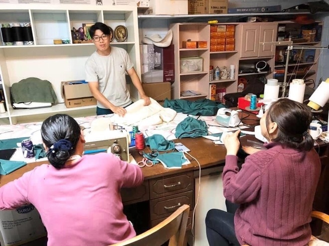 Người Việt tại Mỹ biến tiệm nail thành công xưởng may khẩu trang chống COVID-19. nguoi viet tai my bien tiem nail thanh cong xuong may khau trang chong covid 19