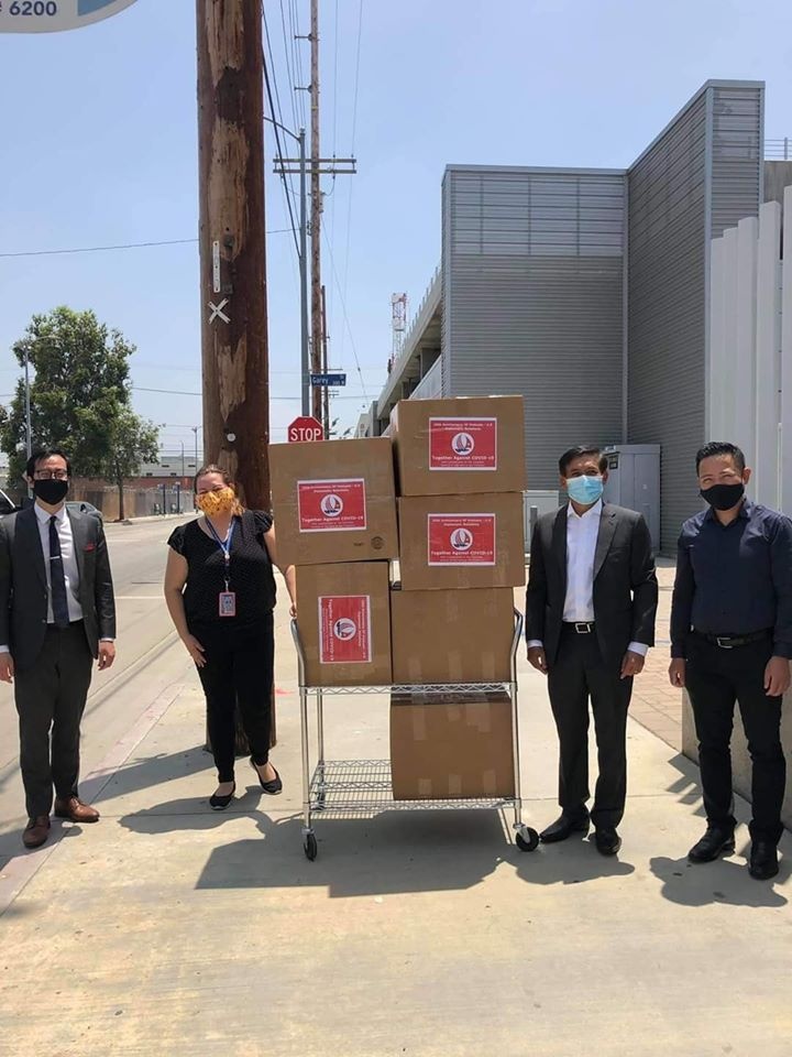 Tổng lãnh sự quán Việt Nam tại San Francisco trao 15.000 khẩu trang giúp bà con Việt kiều chống COVID-19. tong lanh su quan viet nam tai san francisco trao 15000 khau trang giup ba con viet kieu chong covid 19 1
