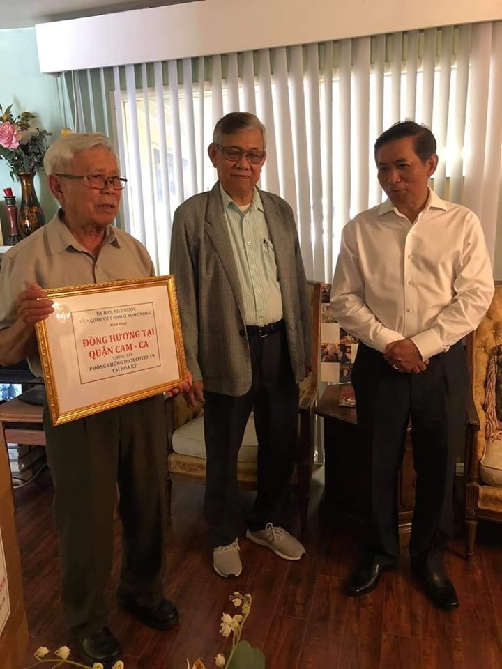 Trao khẩu trang hỗ trợ đồng hương quận Cam - bang California. trao khau trang ho tro dong huong quan cam bang california
