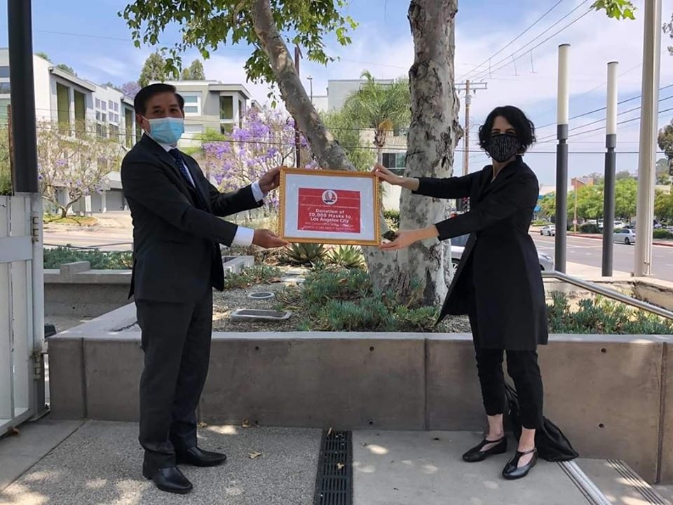 Trao khẩu trang hỗ trợ người dân Los Angeles chống COVID-19. trao khau trang ho tro nguoi dan los angeles chong covid 19