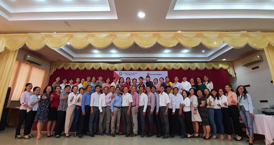 Đại điện các ban ngành, đoàn thể và các trường thụ hưởng dự án chụp ảnh lưu niệm. dai dien cac ban nganh doan the va cac truong thu huong du an chup anh luu niem