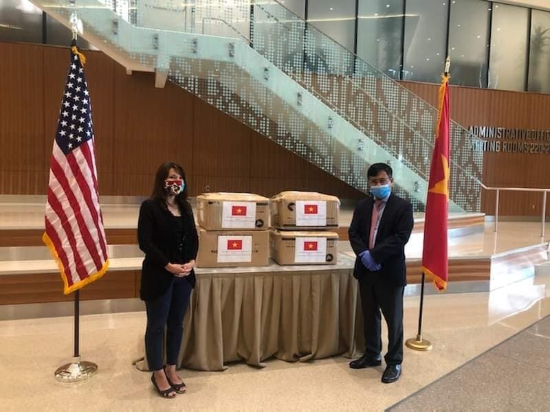 Tổng lãnh sự quán Việt Nam tại Houston trao quà hỗ trợ cho đại diện chính quyền thành phố San Antonio. tong lanh su quan viet nam tai houston trao qua ho tro cho dai dien chinh quyen thanh pho san antonio