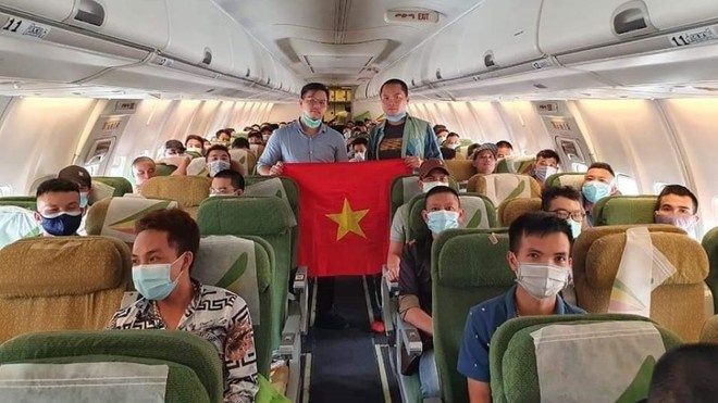 Các công dân Việt Nam được đưa từ châu Phi về nước (Ảnh: Baothanhnien) cac cong dan viet nam duoc dua tu chau phi ve nuoc anh baothanhnien