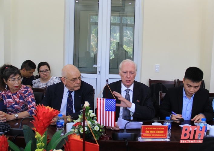 Ông Matt Keenan, Trưởng đoàn Cựu chiến binh Hoa Kỳ phát biểu tại buổi giao lưu (Ảnh: Baothanhhoa) ong matt keenan truong doan cuu chien binh hoa ky phat bieu tai buoi giao luu anh baothanhhoa